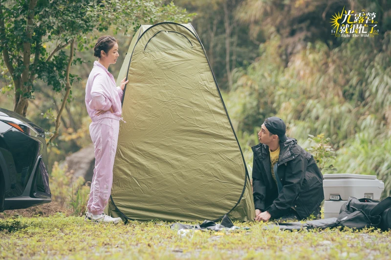 《光露營就很忙了》林心如、章廣辰一起組廁所 《光露營就很忙了》林心如、章廣辰一起組廁所