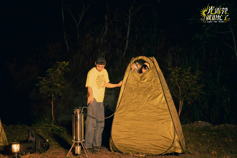 《光露營就很忙了》章廣辰為大家組淋浴設備 《光露營就很忙了》章廣辰為大家組淋浴設備