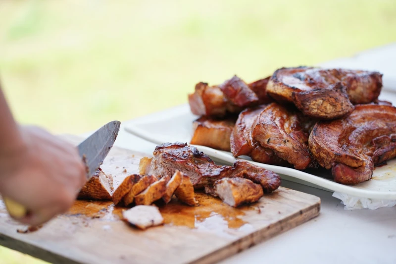 以野炊方式烹煮食材。 以野炊方式烹煮食材。