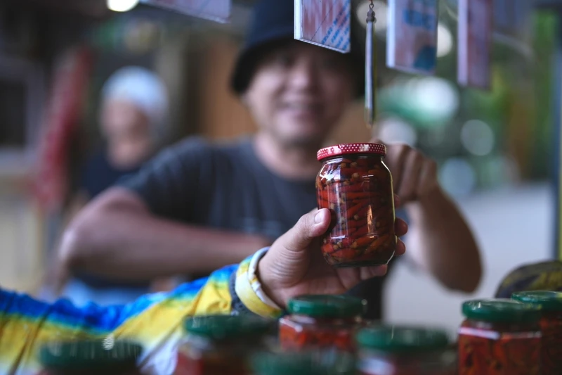 也透過醃漬的智慧保存食物。 也透過醃漬的智慧保存食物。
