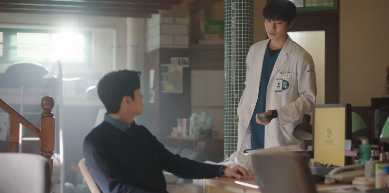 《浪漫醫生金師傅3》姜東柱(左)被徐宇鎮(右)提醒是他的位子