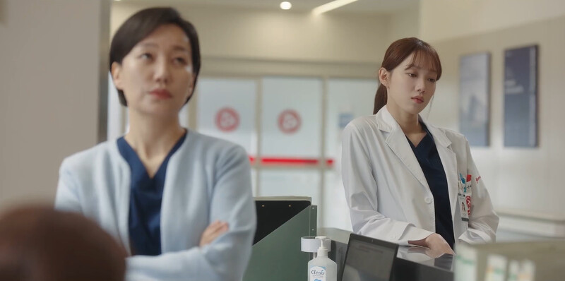 《浪漫醫生金師傅3》車恩彩(右)質疑姜東柱收治病人政策，吳明心(左)護理長也十分無奈