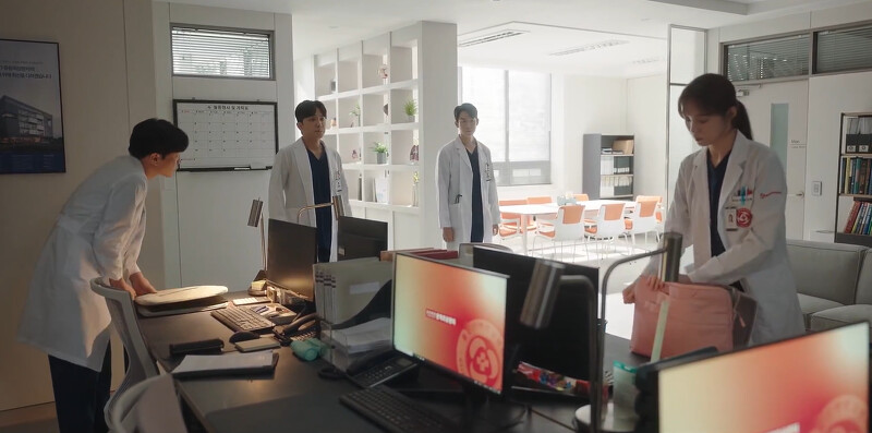 《浪漫醫生金師傅3》車恩彩(右一)揚言姜東柱不改管理方法，她就不回外傷中心，楊浩俊(左一)跟著打包走人