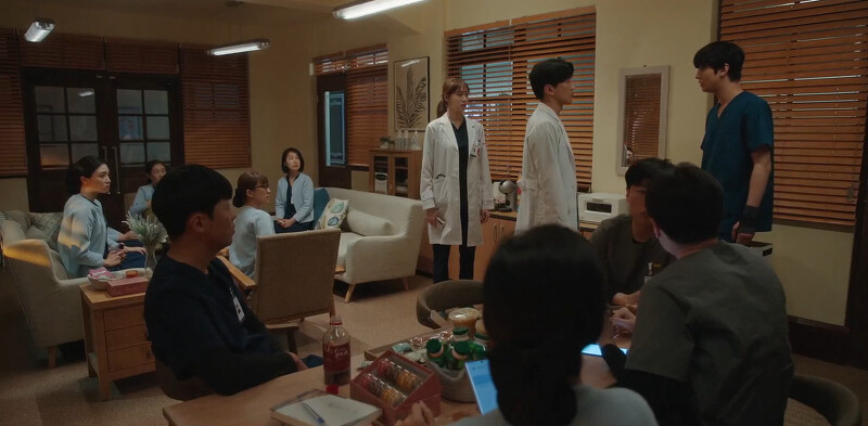 《浪漫醫生金師傅3》徐宇鎮(右一)跑到員工休息室，勸說同仁們快回外傷中心