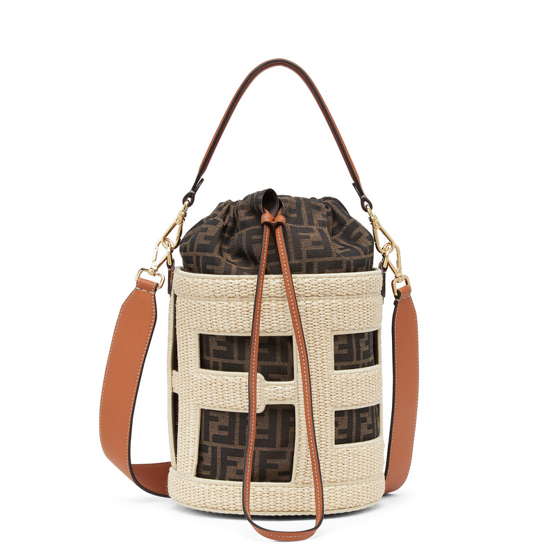 迷你款式 FENDI Step Out,NT$55,000。 迷你款式 FENDI Step Out,NT$55,000。