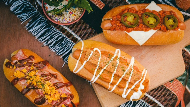 誠品生活信義店│1F 戶外廣場│網友時常follow蹲點的美式熱狗堡「怎麼可以吃狗狗」。