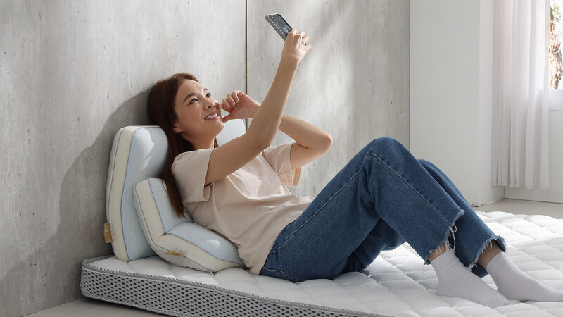 誠品生活expo│迎接夏天推薦「涼感寢具」，台灣品牌朵法亞獨家推出「涼感記憶枕」，採親水記憶棉加上膠原蛋白抗菌棉、涼感舒柔布雙面設計。