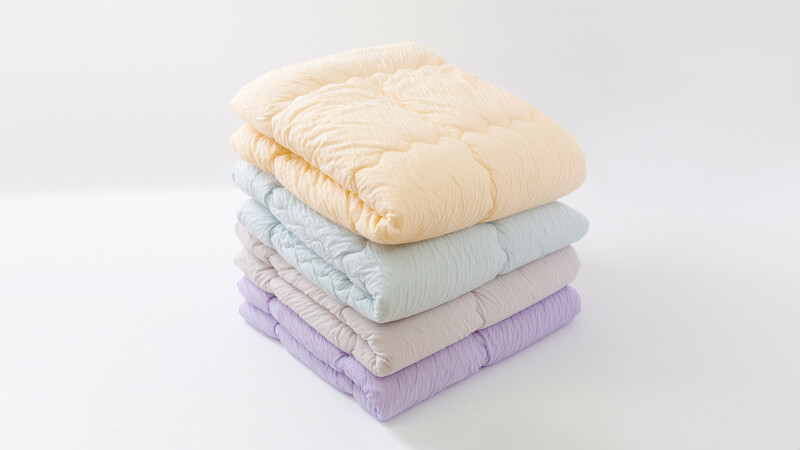 誠品生活expo│來自日本知名寢具品牌四國纖維的柔軟蓬鬆「四季被」，親膚包覆且透氣排汗。