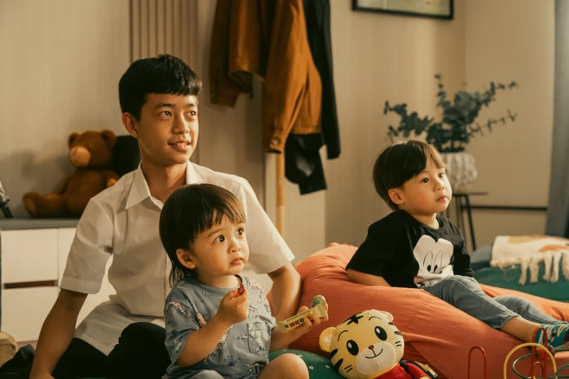 〈人間條件〉MV 中找了三位小演員飾演不同階段的孩子