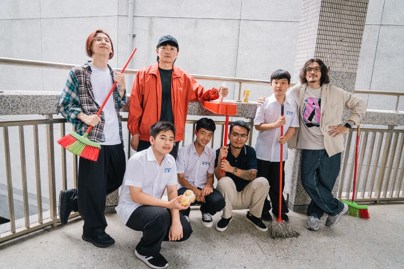 滅火器團員在 〈人間條件〉MV 的家景、國中、幼稚園萬聖節活動以爸爸好友身份客串演出