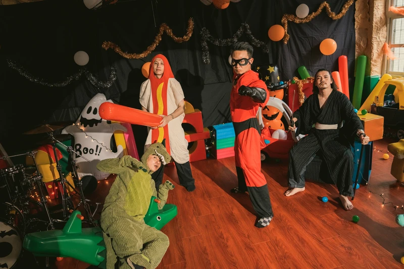 團員們忍不住自嘲「意外滿適合這個裝扮的」