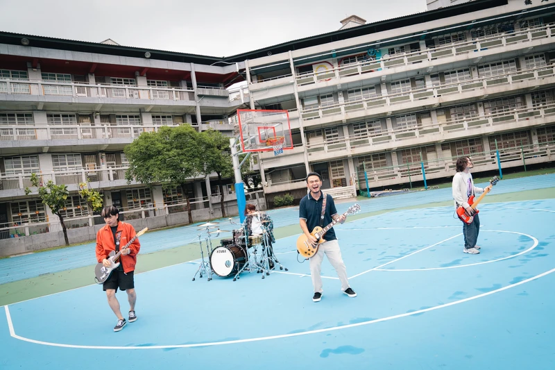 滅火器在 MV 搭配各場景、穿著不同衣服演奏