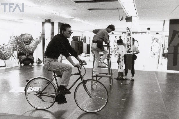 《獨立時代》拍片現場,楊德昌騎著腳踏車來回逡巡 《獨立時代》拍片現場,楊德昌騎著腳踏車來回逡巡