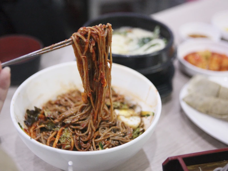 光化門美進(광화문미진)拌蕎麥麵(翻攝自Naver Map)。 光化門美進(광화문미진)拌蕎麥麵(翻攝自Naver Map)。