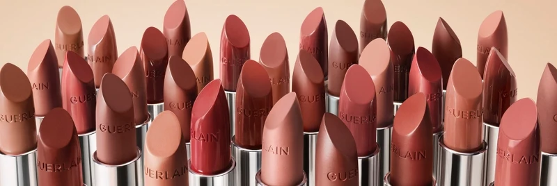 嬌蘭Naturally法式裸感系列紅寶之吻高訂唇膏情境圖。 嬌蘭Naturally法式裸感系列紅寶之吻高訂唇膏情境圖。