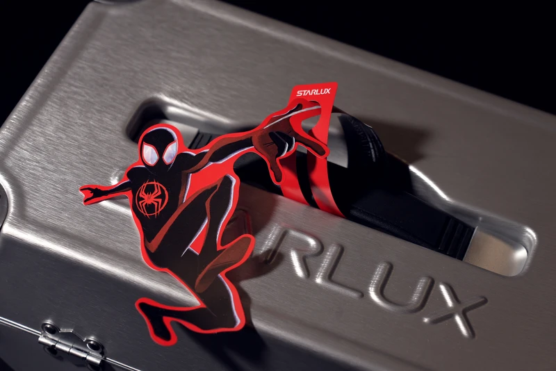 姓名吊牌會隨著行李晃動