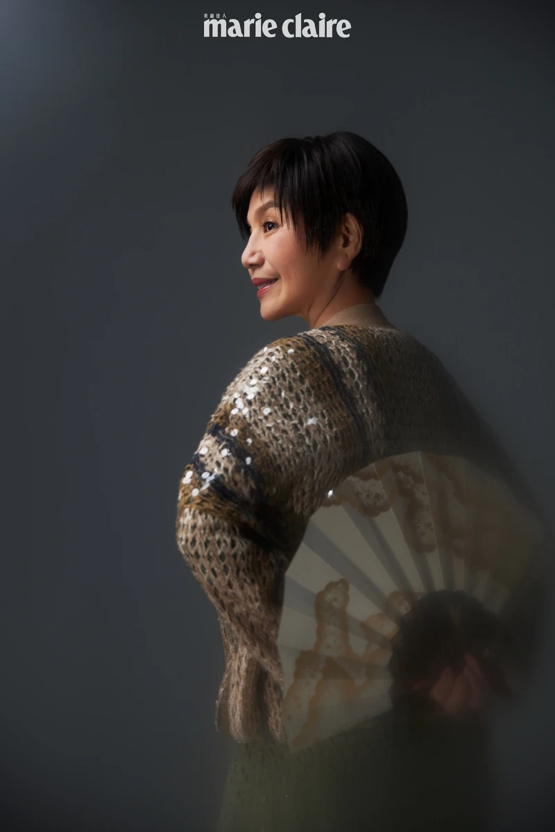 亮片針織外套、墨綠色針織鏤空洋裝，both by Brunello Cucinelli