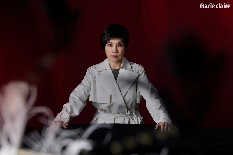 亮片針織外套，Brunello Cucinelli。米色長風衣，BOSS。