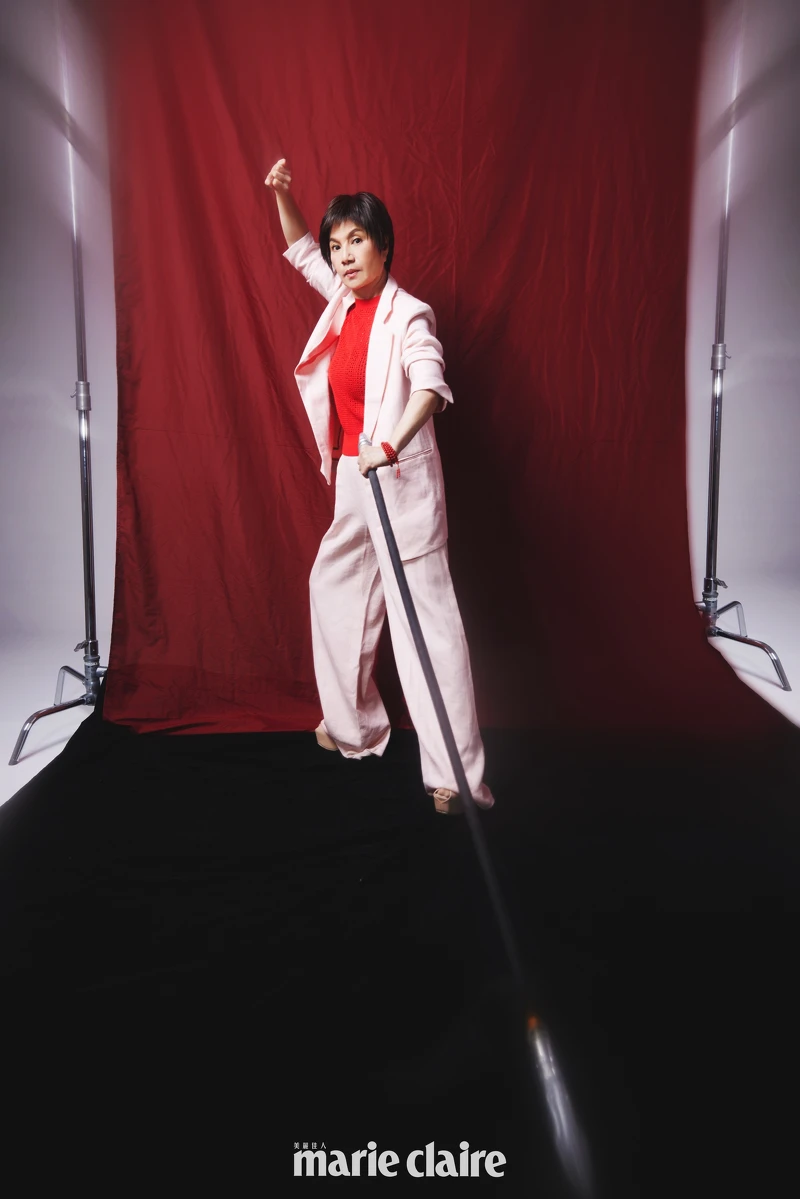 粉紅亞麻西裝外套、粉紅亞麻長褲、紅色針織上衣，all by BOSS