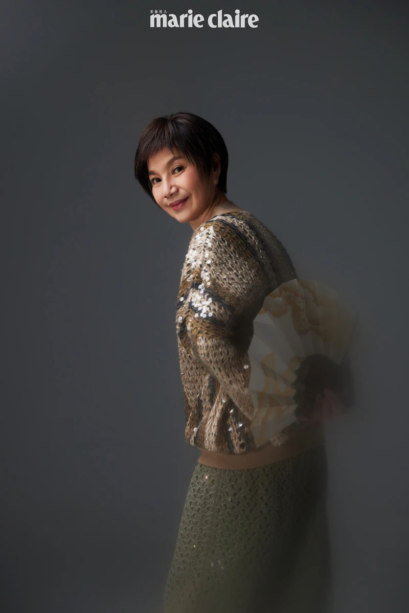 亮片針織外套、墨綠色針織鏤空洋裝，both by Brunello Cucinelli