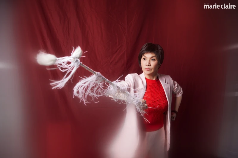 粉紅亞麻西裝外套、粉紅亞麻長褲、紅色針織上衣，all by BOSS