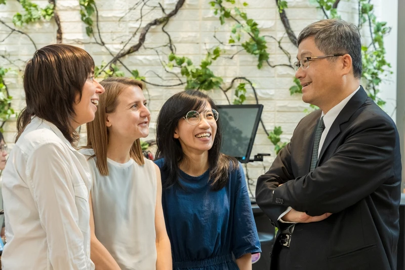 客委會楊長鎮主委、烏克蘭藝術家詹娜·卡德羅娃 ZHANNA KADYROVA、藝術策展人林怡華 Eva 交流彼此對於藝術季的觀點。 客委會楊長鎮主委、烏克蘭藝術家詹娜·卡德羅娃 ZHANNA KADYROVA、藝術策展人林怡華 Eva 交流彼此對於藝術季的觀點。