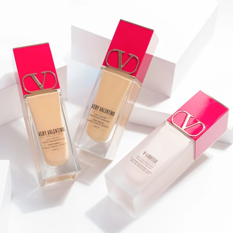 Valentino Very Valentino高訂輕透粉底液與V-Lighter 高訂水光妝前乳。
