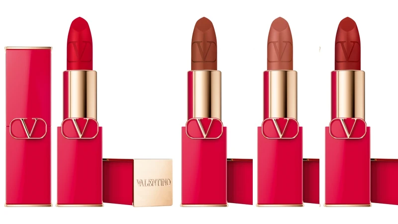 Valentino Rosso Valentino高訂經典唇膏(全26色)，NT1,500。左起為#22A、#77A、#107A、#111A。