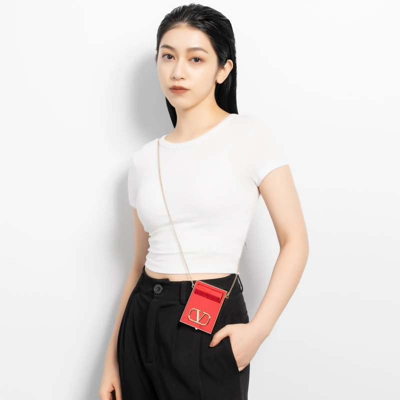 模特兒展示Valentino Go-Clutch高訂隨行彩妝盒。