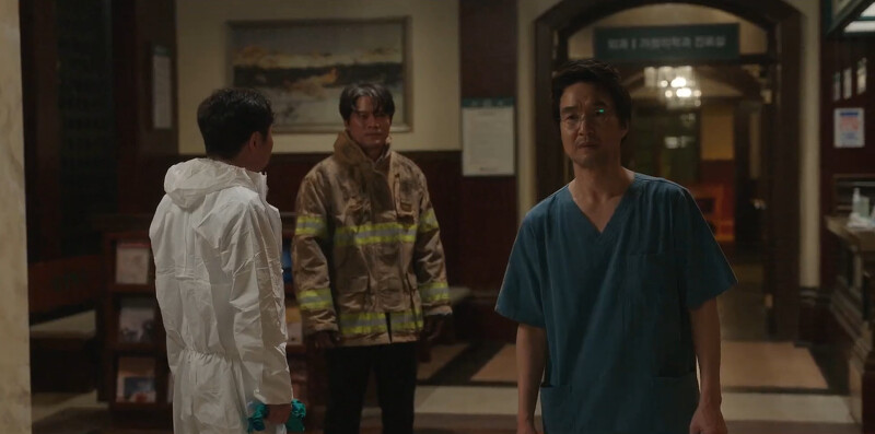 《浪漫醫生金師傅3》金師傅(右)聽到森林大火要燒到石垣醫院，整個人失了魂