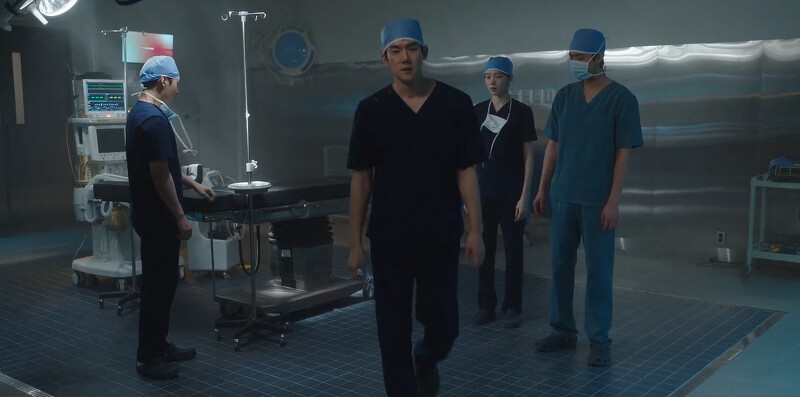 《浪漫醫生金師傅3》姜東柱(中)無奈外傷中心宛如夢一場，車恩彩(右二)、徐宇鎮(右一)與朴恩卓(左一)完全不敢相信大伙要燒進石垣醫院了