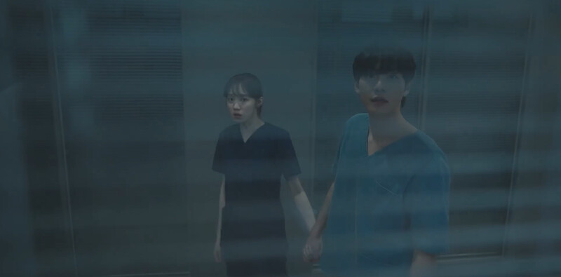 《浪漫醫生金師傅3》車恩彩(左)、徐宇鎮(右)看著窗外，眼前已看得到森林大火的火光