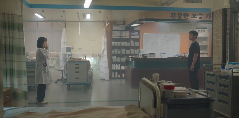 《浪漫醫生金師傅3》尹雅琳(左)急call朴恩卓(右)，朴恩卓見到尹雅琳焦急的樣子，讓他很心疼