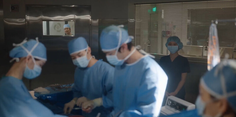 《浪漫醫生金師傅3》金師傅看著手術室裡徐宇鎮(中)和車恩彩(左)等人徹夜開刀