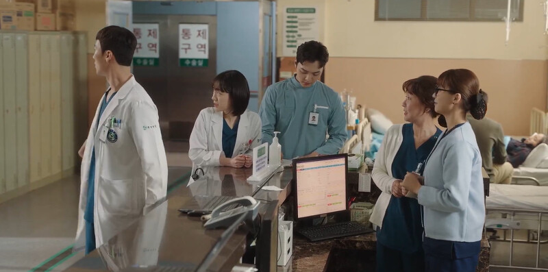 《浪漫醫生金師傅3》白目的朴恩卓(中)不知道自己剛爆了徐宇鎮車恩彩不能說的秘密，讓尹雅琳(左二)等人驚嚇不已