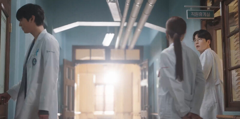 《浪漫醫生金師傅3》裴文正(右)正巧遇到車恩彩和徐宇鎮問起喬遷之喜什麼時候辦