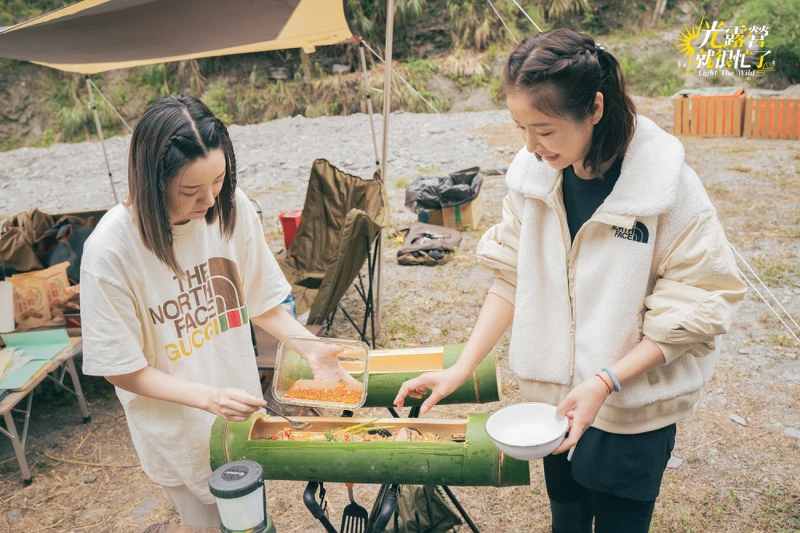 《光露營就很忙了》郭雪芙與林心如用竹筒當鍋子煮料理