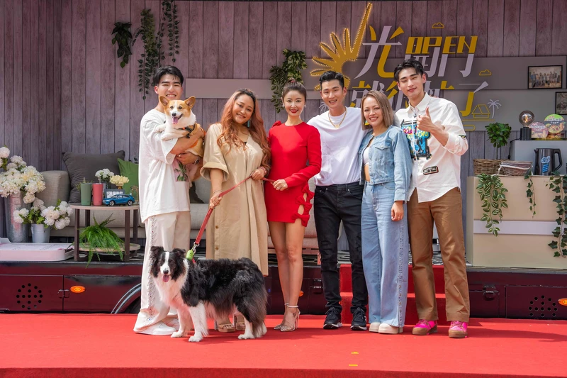 《光開門就很忙了》左起：陳昊森、家家、總製作人林心如、周興哲、戴愛玲、章廣辰
