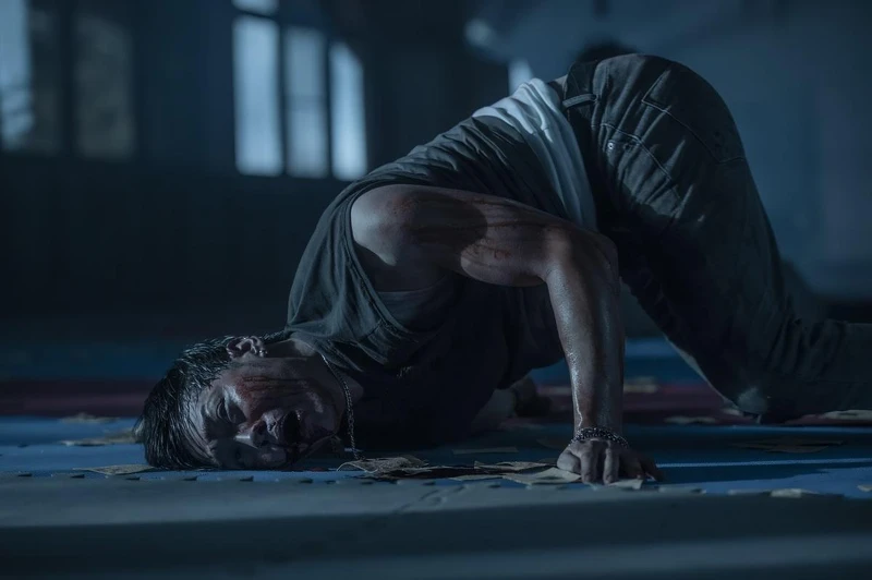 《化劫》孫君實飾演的宏男很常欺負學弟阿原(張豐豪飾演),慘被設局交八字辦不該辦的法會 《化劫》孫君實飾演的宏男很常欺負學弟阿原(張豐豪飾演),慘被設局交八字辦不該辦的法會