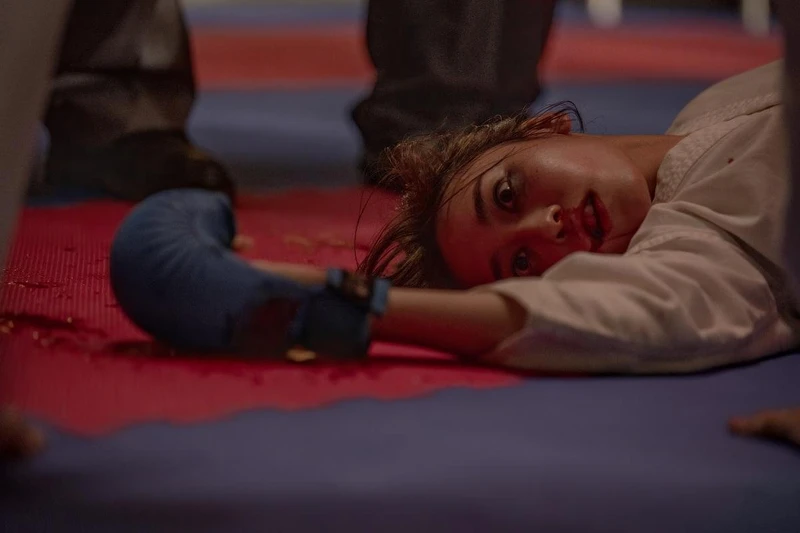 《化劫》席惟倫飾演的柯梓很常欺負學弟阿原(張豐豪 飾),慘被設局交八字辦不該辦的法會 《化劫》席惟倫飾演的柯梓很常欺負學弟阿原(張豐豪 飾),慘被設局交八字辦不該辦的法會