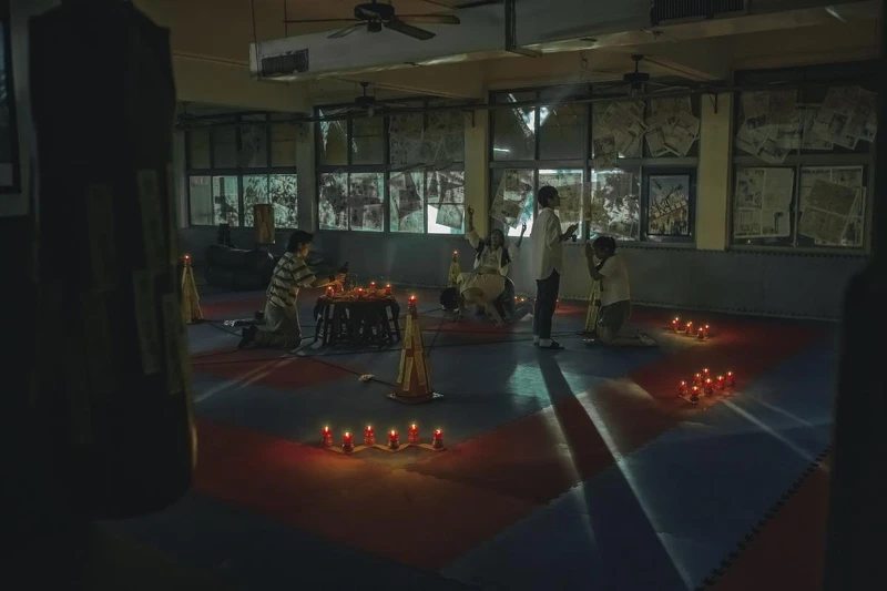 《化劫》電影辦法會場景,窗外的風隨著張豐豪(飾演阿原)念咒降靈的節奏越來越大 《化劫》電影辦法會場景,窗外的風隨著張豐豪(飾演阿原)念咒降靈的節奏越來越大