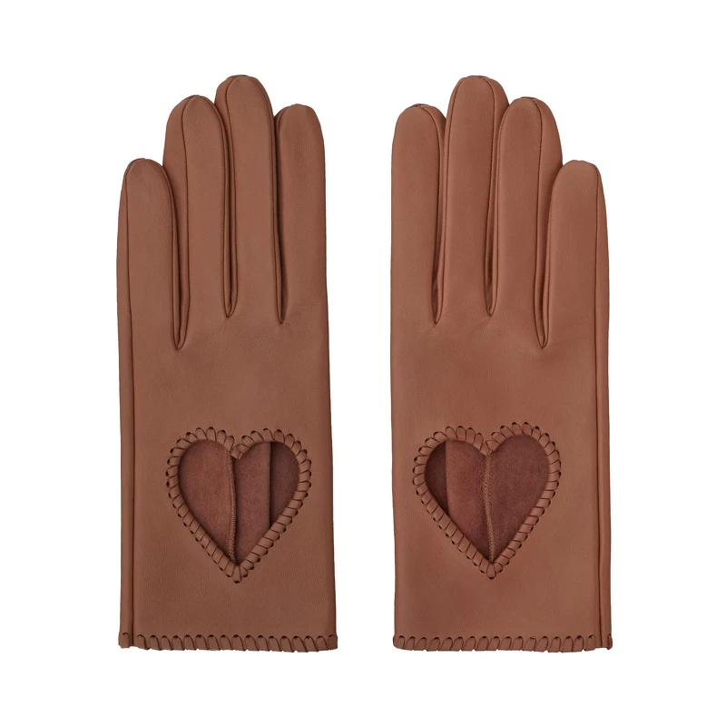 小羊皮愛心鏤空手套，32,000元。
