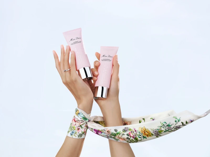 迪奧Miss Dior玫瑰去角質乳霜與Miss Dior玫瑰泡泡沐浴露情境圖。Miss Dior玫瑰泡泡沐浴露75ml，NT2,000