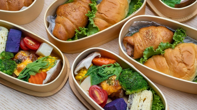 早餐菜色有松露玉子燒、漢堡排、手作可頌