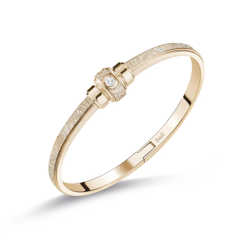 PIAGET Possession系列18K玫瑰金宮廷式雕刻飾紋鑽石手鐲(2023 新品) 18K玫瑰金、鑲嵌單顆圓形切割美鑽，重約0.09cts。建議售價NT$268,000