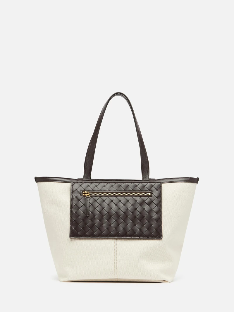 Flip Flap 皮革編織帆布托特包,NT77,000。 Flip Flap 皮革編織帆布托特包,NT77,000。