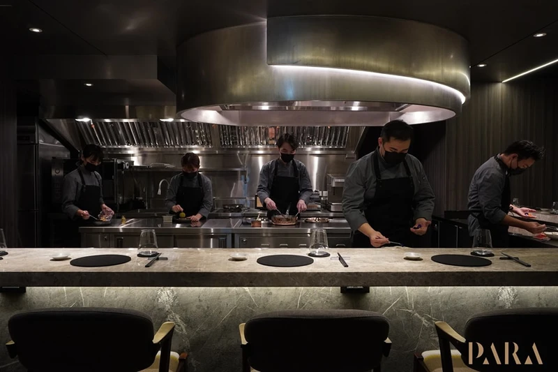 新銳主廚高紹涵 Adair 與年輕團隊攜手服務。以鐵板作為媒介,引出食物真味。 新銳主廚高紹涵 Adair 與年輕團隊攜手服務。以鐵板作為媒介,引出食物真味。