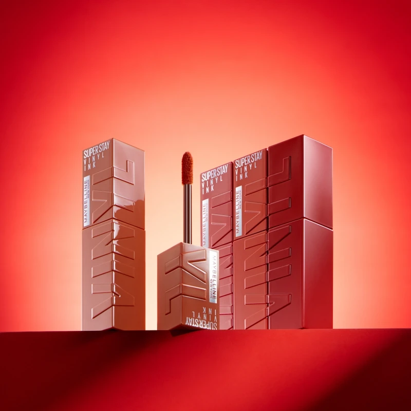 媚比琳超持久水光鎖吻唇釉情境圖。