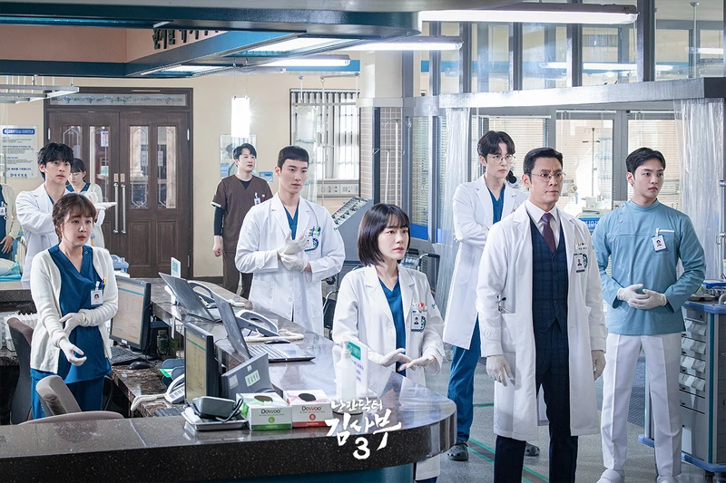 《浪漫醫生金師傅3》朴院長(右二)為了外傷中心四處奔波,但錯在自以為是,被高議員政治手段給騙了 《浪漫醫生金師傅3》朴院長(右二)為了外傷中心四處奔波,但錯在自以為是,被高議員政治手段給騙了
