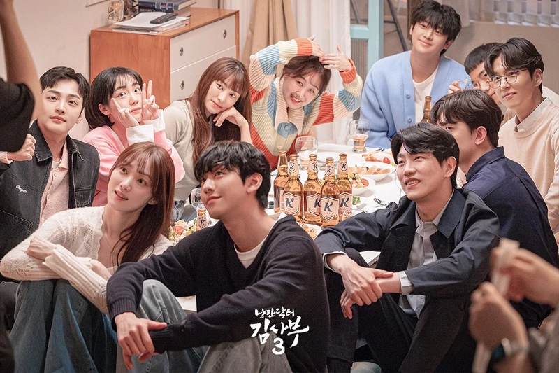 《浪漫醫生金師傅3》不只是醫生,各行各業的從業人員,願意放下自尊以使命感為重,願意犧牲小我,堅守美好價值嗎?劇終人不散,金師傅帶給網友更多反思和貢獻社會的正能量! 《浪漫醫生金師傅3》不只是醫生,各行各業的從業人員,願意放下自尊以使命感為重,願意犧牲小我,堅守美好價值嗎?劇終人不散,金師傅帶給網友更多反思和貢獻社會的正能量!